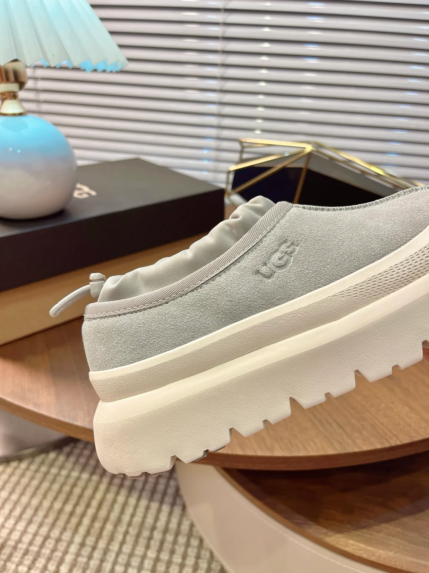 [UGG] P:500💰 Couple shoes Size: 35-44 [Wang Yibo's same style] UGG2025 new winter style Tasman fashion shoes for men and women 1144096 Ugg new fur shoes for autumn and winter, snow boots, same style for men and women ~ Handsome slip-on, lazy shoes, super easy to put on and take off ~ Suede cowhide fabric ~The soles are molded from original soles, not cheap rubber foam, but made of modern material. The characteristics of this material are that it is light, wear-resistant and non-slip. The outsole has a clear logo imprint, which is comparable to that of a store~
